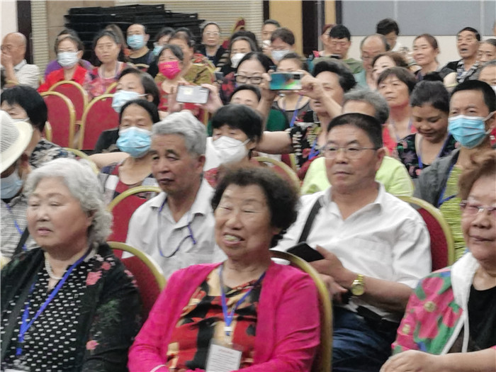 绵阳中旅行假日旅行举行社坝上草原熊猫专列推荐会