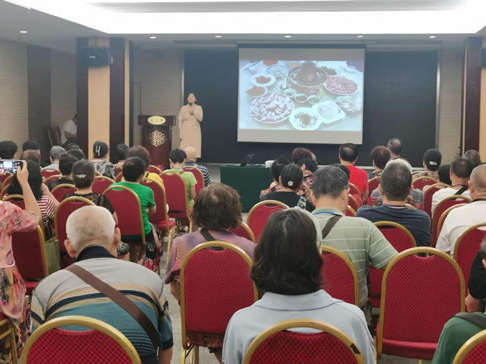 绵阳中旅行假日旅行社举行胡杨林、南疆专列推荐会